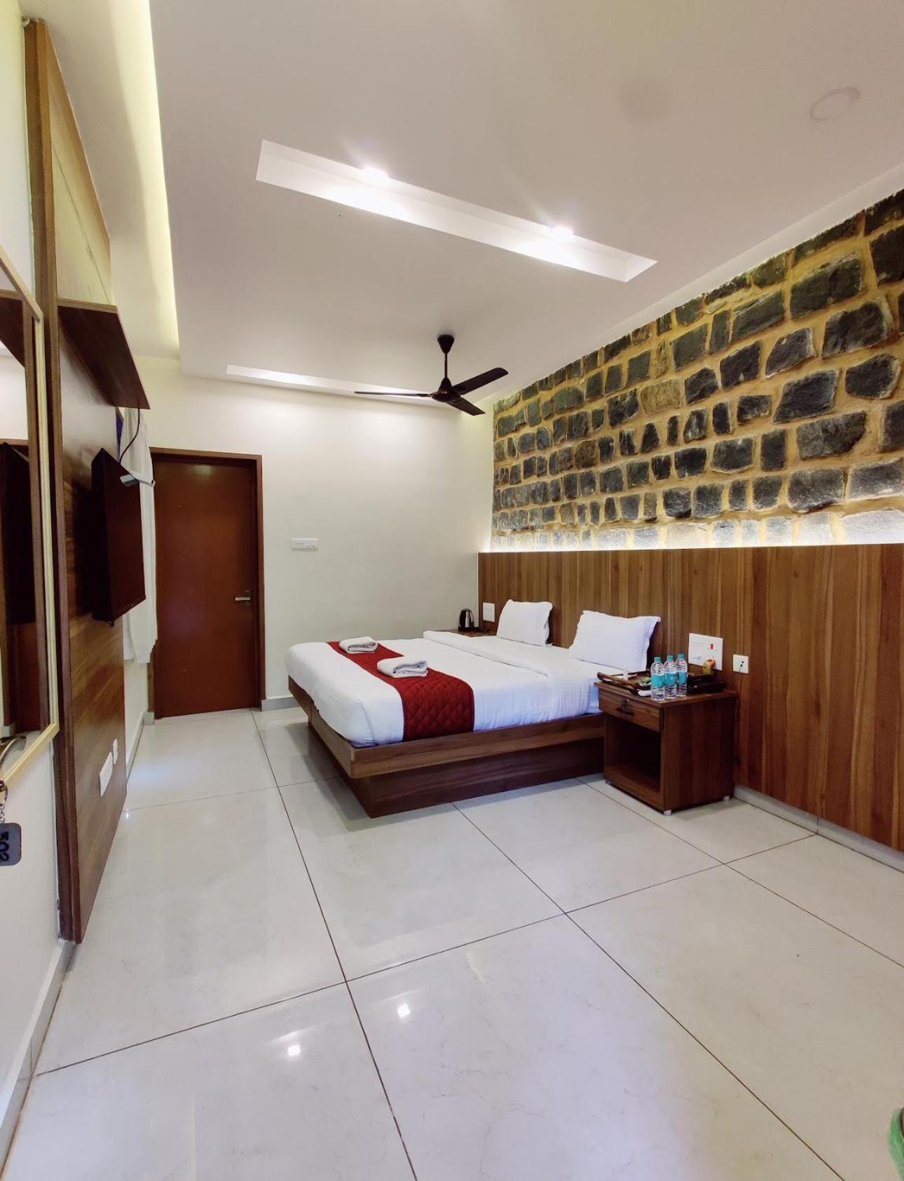 100 Oaks Estate Hotel Yercaud Exterior photo